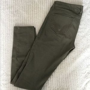Hollister // Army Green Skinny Jeans 🦋